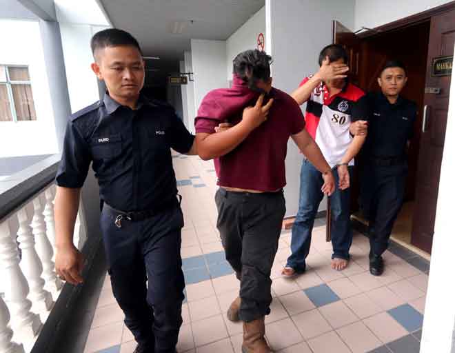  Chai dibawa keluar oleh anggota polis di Mahkamah Majistret semalam, atas dakwaan menyebabkan kebocoran tong gas klorin hingga membahayakan nyawa penduduk Kampung Tambak paya tahun lepas. — Gambar Bernama