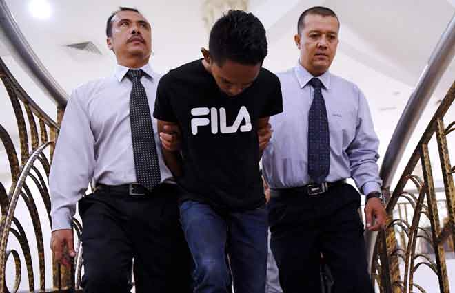  Mohd Shaiful (tengah) dihadapkan ke Mahkamah Sesyen Kuantan semalam, atas dua tuduhan menyebarkan berita palsu sehingga menyebabkan rusuhan di Taman Perindustrian Kuantan Malaysia-China (MCKIP) pada 11 Julai lalu. — Gambar Bernama