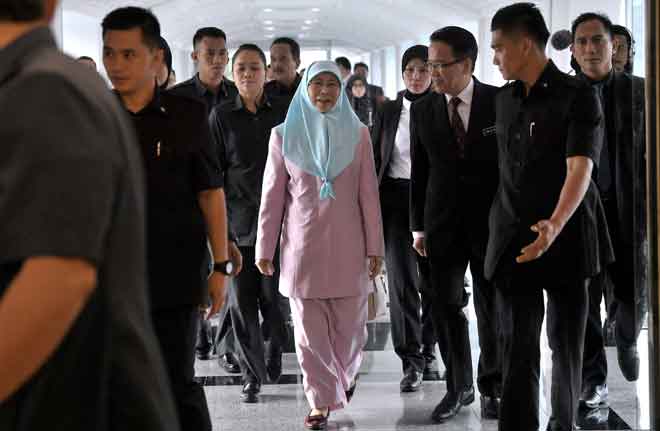  Wan Azizah hadir bagi Persidangan Dewan Rakyat di Parlimen, Kuala Lumpur semalam. — Gambar Bernama