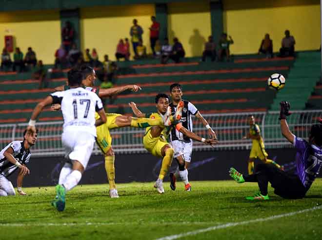  Baddrol Bakhtiar (tengah) menjaringkan gol pertama skuad Lang Merah pada perlawanan Liga Super menentang Terengganu di Stadium Darul Aman, Alor Setar malam kelmarin. — Gambar AFP