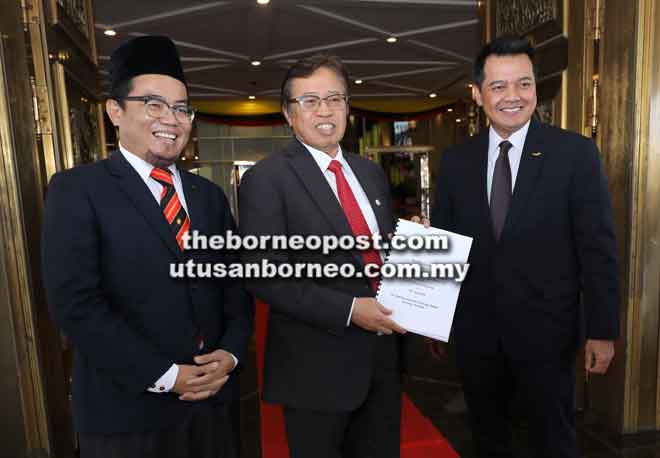  Abang Johari menunjukkan ucapan penggulungannya pada hari terakhir persidangan DUN semalam. Turut kelihatan ADUN Jemoreng, Datuk Dr Juanda Jaya (kiri) dan Setiausaha Sulit Kanan Ketua Menteri, Wan Khalik Wan Muhammad.