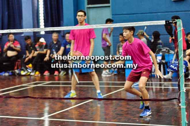  Aksi pemain SMK Batu Lintang, Edward Ngui Shi Jie (kiri) dan Freddy Phang Kin Tung dalam kategori beregu lelaki menentang SMK Subis. Mereka menang mudah 21-6, 21-5.