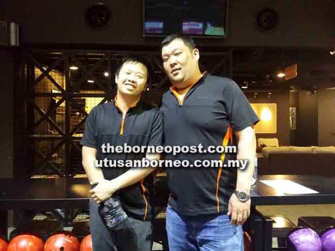  Pemain Elite 3, Alfred Chong (kiri) dan Benny Teo bergambar bersama.