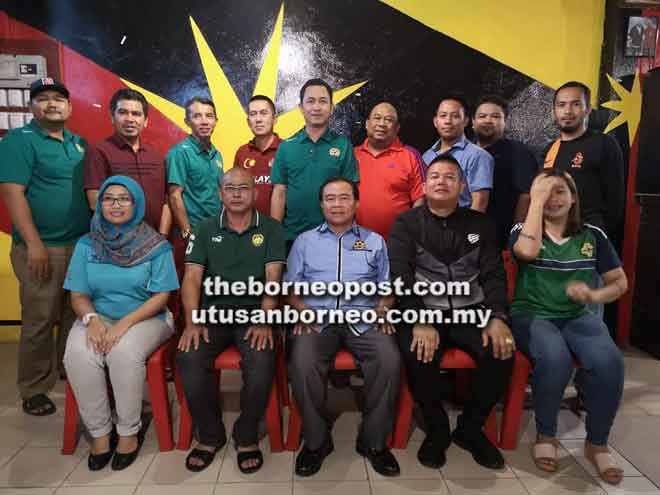  Kloni merakamkan gambar bersama exco BDFA selesai mesyuarat tersebut.