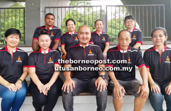 JAWATANKUASA POD Penampang, (depan dari kiri) Karen Vernon (Setiausaha), Vyroni Masital (Naib Presiden 2), Denve Thomblon (Presiden), Wallace Thomblon (Naib Presiden 1), Heidi Herman (Bendahari). (Belakang dari kiri) Boniventur Panicker (AJK), Jelumie Bulangkau (AJK), Cyrill Jusin (AJK), Beverly Chia (AJK). Timbalan Presiden, Freddie Insiong dan seorang lagi AJK, Izharizan Jablun tiada dalam gambar.