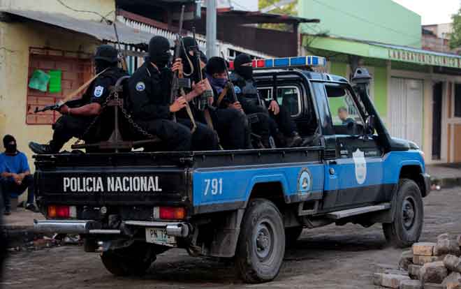  Anggota Pasukan Khas meronda jalan raya selepas pertempuran dengan penunjuk perasaan anti-Ortega di kawasan kejiranan Monimbo di Masaya, Nicaragua kelmarin. — Gambar Reuters