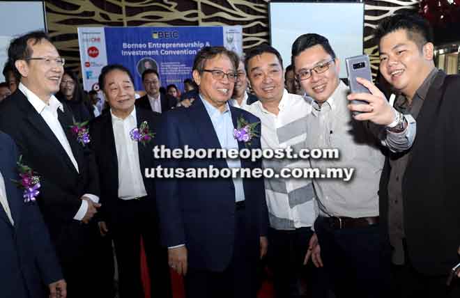 Peserta BEIC 2018 berswafoto dengan Abang Johari sambil diperhatikan oleh Lau (kiri) dan Wong (dua kiri). 