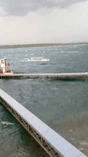  Gambar rakaman Ron Folsom yang diperolehi daripada media sosial menunjukkan bot pelancong di Table Rock Lake                  di Branson, Missouri kelmarin. — Gambar Reuters