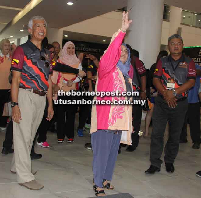  Juma’ni diberi penghormatan memulakan tikaman sambil diperhatikan Abang Abdul Wahap (kiri) di Kuching semalam.