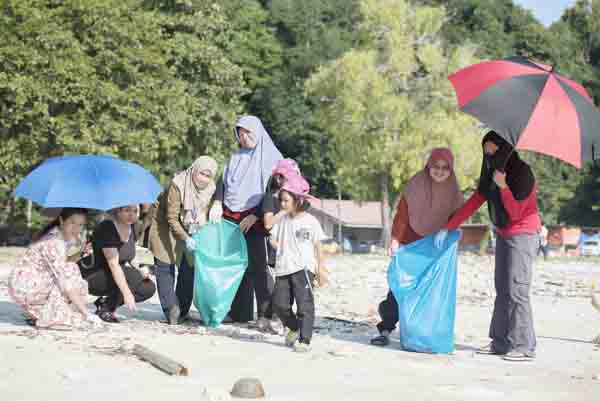 ANTARA kakitangan UMS bersama anak-anak yang turut serta pada program pembersihan pantai UMS.