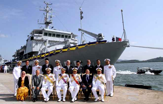  Ahmad Kamarulzaman (duduk, tengah) bergambar di hadapan kapal bersama bekas Pegawai Pemerintah Kapal Diraja (KD) Mutiara pada Majlis Perlucutan Tauliah KD Mutiara di Pengkalan Tentera Laut Diraja Malaysia (TLDM) Lumut semalam. — Gambar Bernama