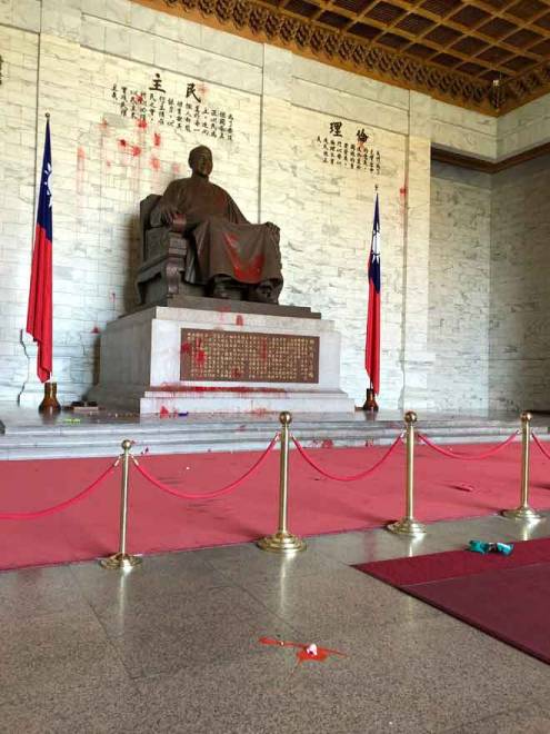  Kulit telur dan cat merah dilihat pada patung di dewan peringatan Chiang Kai-shek di Taipei semalam. — Gambar AFP