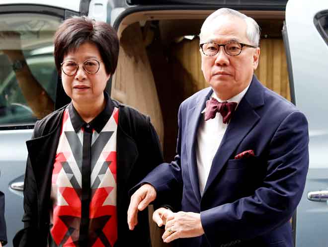  Tsang bersama Selina tiba di Mahkamah Tinggi di Hong Kong semalam untuk mendengar keputusan mahkamah rayuan terhadap tuduhan salah lakunya. — Gambar Reuters