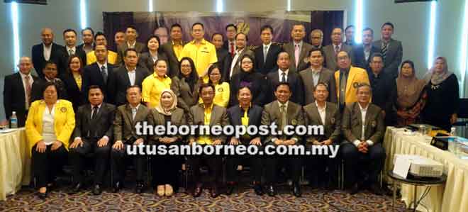  Abdul Karim (duduk tengah) merakamkan gambar kenangan bersama jawatankuasa tertinggi dan exco SABERKAS selepas mesyuarat di Kuching semalam.