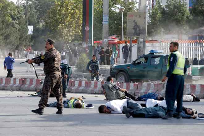  Beberapa mangsa kelihatan terbaring di atas jalan raya selepas letupan bom di Kabul kelmarin. — Gambar Reuters