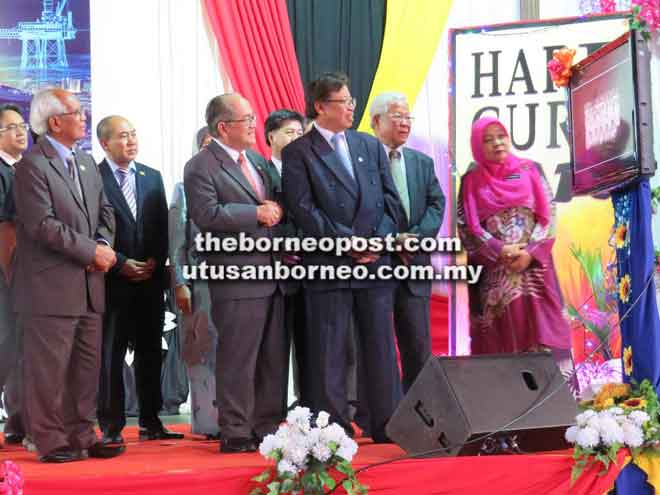 Guna dana negeri perbaiki sekolah di Sarawak: Abg Johari ...