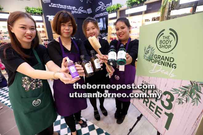  Pekerja The Body Shop menunjukkan produk penjagaan diri yang dijual di cawangan baharunya di Aeon Mall Kuching, semalam.