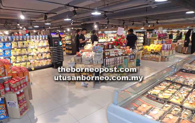  Pasar raya Everrise di Bintang Megamall, Miri menawarkan pelbagai keperluan harian. 