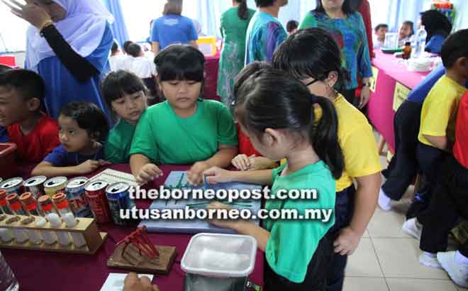  Kanak-kanak prasekolah tidak ketinggalan mencuba aktiviti ‘hands-on’ yang turut diadakan.