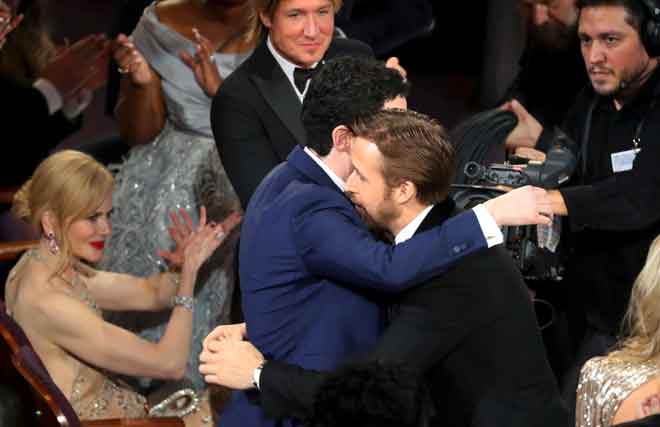  Gambar fail menunjukkan Ryan Gosling (kanan) memeluk Damien Chazelle semasa diumumkan sebagai Pengarah Terbaik di Anugera Oscar pada awal tahun ini. Filem baharu Damien Chazelle, ‘First Man’, yang dibintangi pelakon dari Kanada, Ryan Gosling turut tercalon di festival filem Venice.   — Gambar Reuters