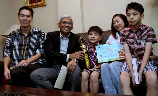  Abdul Aziz (dua, kiri) bersama Reeno (tengah) dan keluarganya selepas dinobatkan sebagai ‘Grand Champion Level 5 Aloha Mental Arithmetic International Competition’ di Moscow, Rusia pada 22 Julai lalu di Bangunan Perak Darul Ridzuan, semalam.  — Gambar Bernama