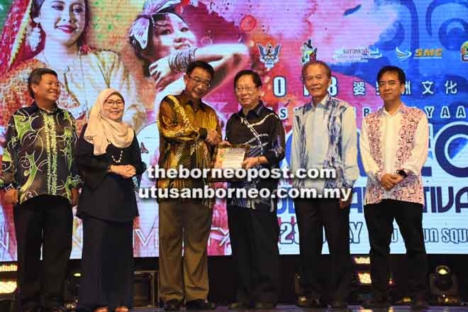  Abdul Karim (tiga kiri) menyampaikan sijil penghargaan kepada Timbalan Pengarah Urusan Kumpulan Syarikat KTS Temenggung Dato Vincent Lau Lee Ming. Kumpulan Syarikat KTS merupakan salah sebuah syarikat yang menaja penganjuran BCF 2018.
