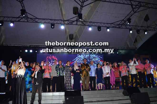  Barisan tetamu kehormat menyaksikan pertunjukkan bunga api.