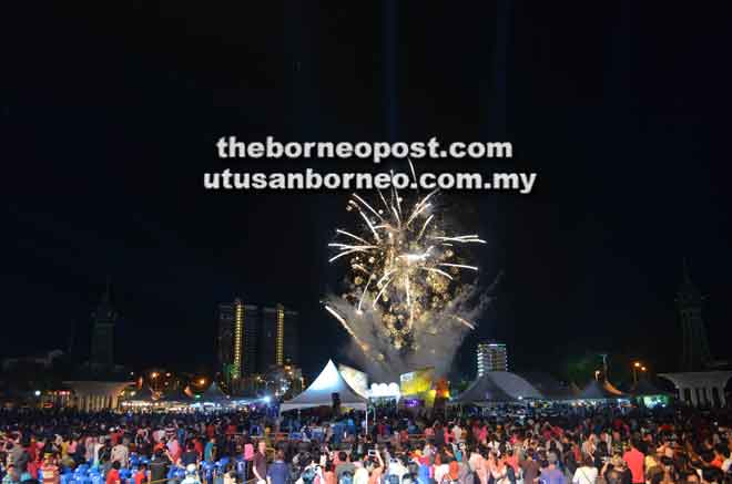  Pertunjukan bunga api menandakan berakhirnya BCF 2018.