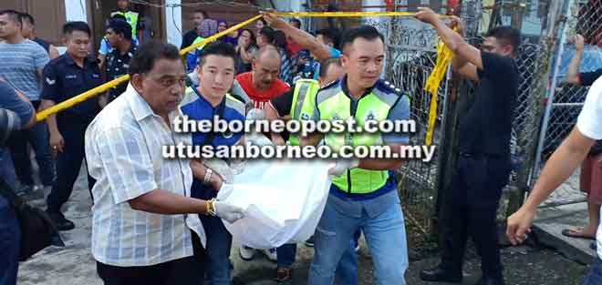  Anggota polis membawa keluar mayat mangsa untuk dihantar ke Hospital Sibu.