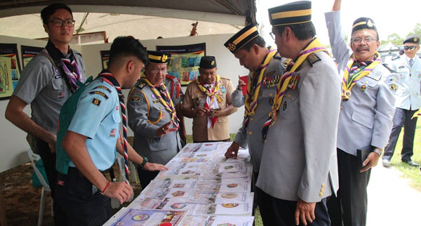 AWANG Zaini (tiga kiri) sedang menjelaskan sesuatu kepada Shafie ketika melawat pameran kepengakapan di Sabah sempena program itu. 