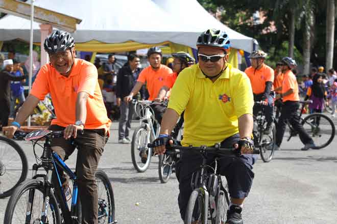  Tuanku Syed Faizuddin (kanan) diiringi Dzulkefly  berkenan menyertai kayuhan basikal sempena Sambutan Hari Malaria Sedunia Peringkat Kebangsaan 2018 di Padang Besar, semalam. — Gambar Bernama