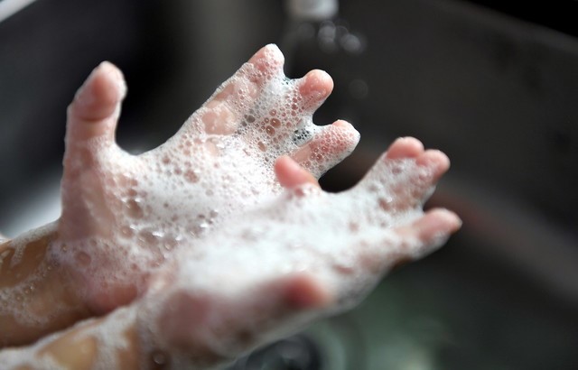 Ibu bapa perlu mengambil langkah pencegahan dengan mencuci tangan anak mereka dengan sabun dan air bersih ekoran penularan penyakit HFMD yang kian menular. - Foto fail Bernama