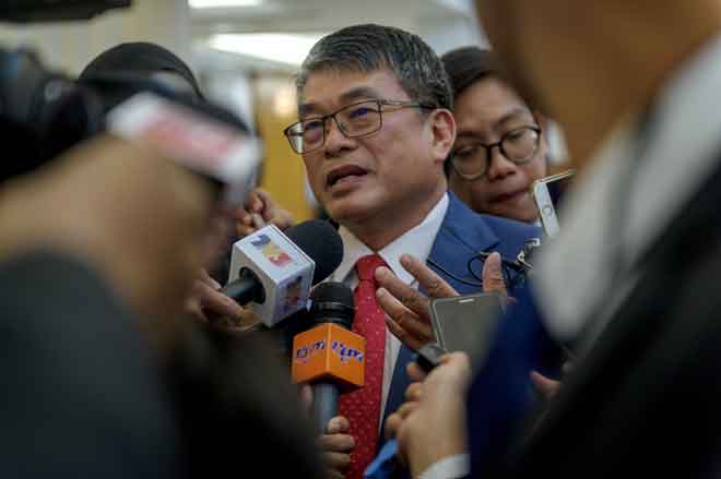  Leong (tengah) menjawab pertanyaan media ketika Sidang Dewan Rakyat di Lobi Parlimen di Kuala Lumpur, semalam. — Gambar Bernama