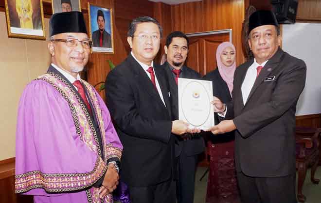  Kok Yew (dua, kiri) menyampaikan sijil pelantikan kepada Datuk Mohd Ziyad Ismail, 49, pada Majlis Angkat Sumpah Terima Pelantikan Anggota Majlis Bandaraya Alor Setar (MBAS) bagi penggal 2018-2019, di Dewan Persidangan MBAS, semalam. — Gambar Bernama