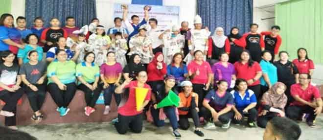  Warga sekolah, PDK dan Kelab Rekreasi Suruhanjaya Perkhidmatan Pelajaran (SPP) Cawangan Sarawak bergambar bersama.
