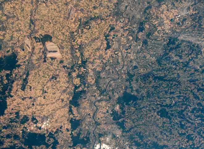  Gambar serahan European Space Agency (ESA) pada 7 Ogos menunjukkan Sungai Rhine mengalir menerusi kawasan terjejas oleh kemarau dan kebakaran belantara di seluruh Jerman dan bahagian tengah Eropah seperti dilihat dari Stesen Angkasa Antarabangsa pada 6 Ogos. — Gambar Alexander Gerst/AFP