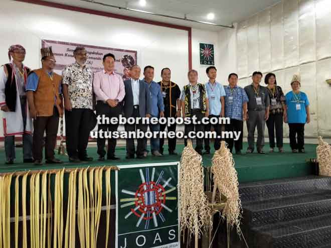  Willie merakam kenangan bersama jawatankuasa penganjur seminar.