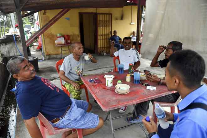  Penduduk setempat boleh menikmati sarapan pagi di belakang kedai Kopitiam Kampung Parit, Negeri Sembilan. — Gambar Bernama