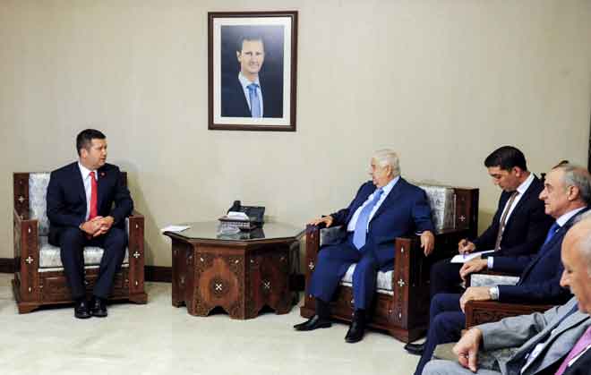  Gambar serahan Agensi Berita Arab Syria (SANA) kelmarin menunjukkan Menteri Luar Syria Walid al-Muallem (tengah) bertemu dengan Hamacek (kiri) di pejabatnya di Damsyik, Syria. — Gambar AFP