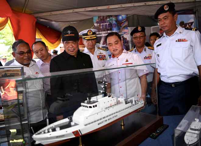  Mohamad Sabu (depan, dua kiri) melawat tapak pameran pada Program Sesi Dialog Menteri Pertahanan Bersama Komuniti Nelayan Sekinchan di Pantai Redang dekat Sabak Bernam, semalam. Turut hadir Kamarulzaman (belakang, tengah) dan Anggota Dewan Undangan Negeri Sekinchan Ng Suee Lim (depan dua kanan). — Gambar Bernama