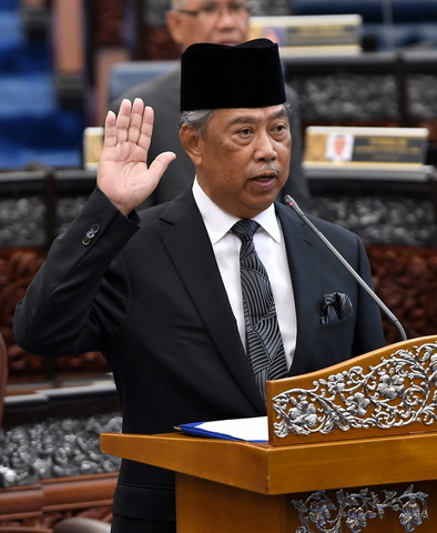 Muhyiddin yang juga Anggota Parlimen Pagoh mengangkat sumpah sebagai Ahli Dewan Rakyat di Parlimen hari ini. - Gambar Bernama