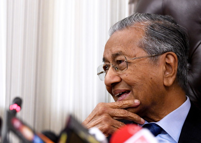 Dr Mahathir pada sidang media selepas mempengerusikan mesyuarat Jawatankuasa Khas mengenai Pengurusan Pekerja Asing di Malaysia di Parlimen, hari ini.