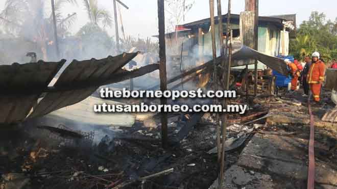  Anggota bomba memastikan api telah padam sepenuhnya.