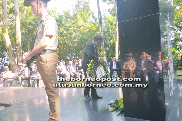 ARIFIN meletakkan kalungan bunga di tugu peringatan.