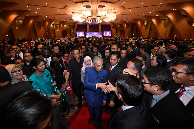 Dr Mahathir dan Timbalan Perdana Menteri Datuk Seri Dr Wan Azizah Wan Ismail beramah mesra bersama para Pegawai Tadbir dan Diplomatik (PTD) selepas Majlis Town Hall Perdana Menteri dengan warga PTD itu di Pusat Konvensyen Antarabangsa Putrajaya (PICC) hari ini. - Foto Bernama