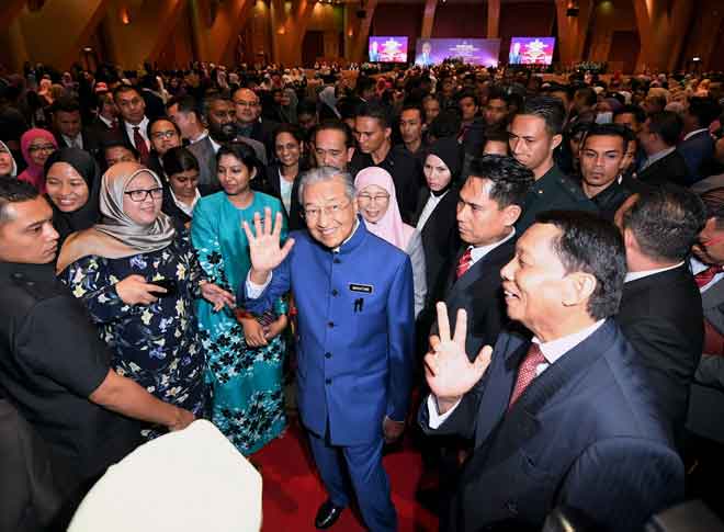  Dr Mahathir dan Wan Azizah beramah mesra bersama para Pegawai Tadbir dan Diplomatik (PTD) selepas Majlis Town Hall Perdana Menteri dengan warga PTD itu di Pusat Konvensyen Antarabangsa Putrajaya (PICC) semalam. — Gambar Bernama