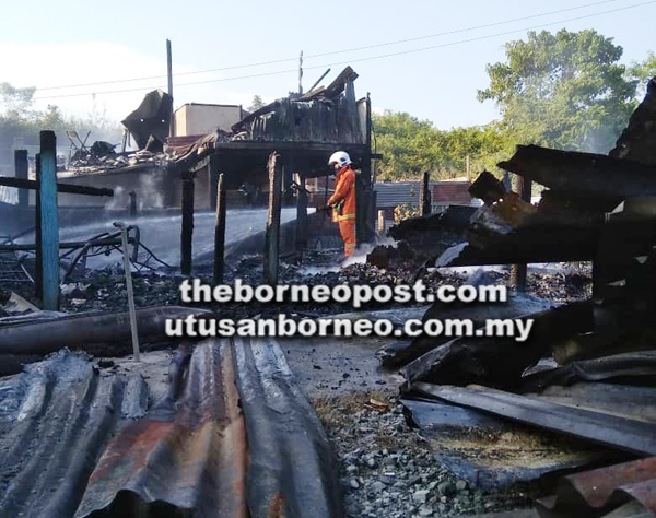 ANGGOTA bomba menjalankan operasi pemadaman.