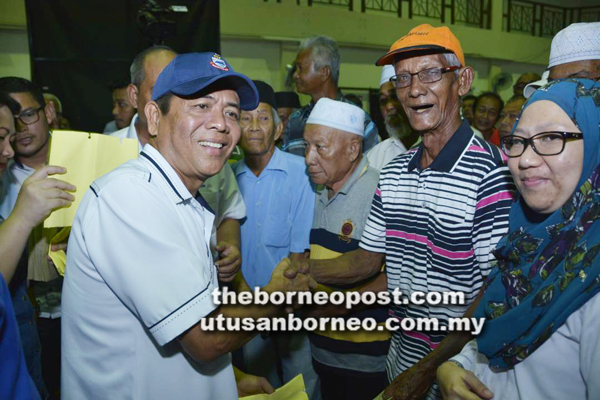 DAUD menyampaikan elaun kepada salah seorang nelayan.