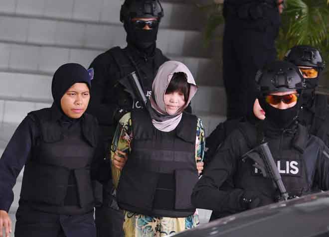  Suspek wanita warga Vietnam Doan Thi Huong, 29, dibawa keluar dari Mahkamah Tinggi Shah Alam semalam selepas diperintahkan Hakim Datuk Azmi Ariffin membela diri terhadap pertuduhan membunuh abang pemimpin Korea Utara, Kim Chol atau Kim Jong-nam pada tahun lepas. — Gambar Bernama