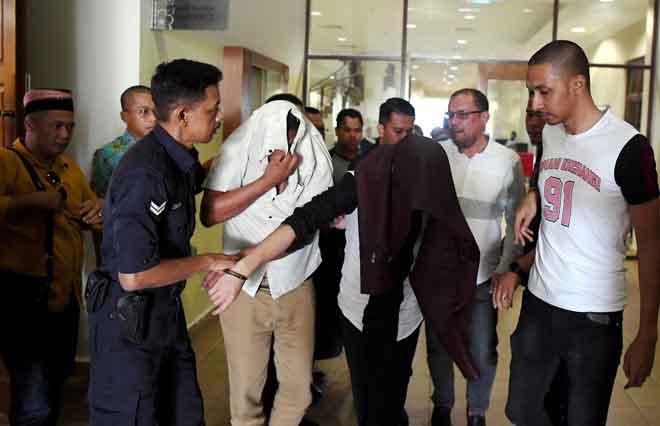  Dua ahli perniagaan Muhammad Adam dan Syed Mohammad Faiz Syed Azemmant,30, dihadapkan ke Mahkamah Majistret berasingan  atas tuduhan menipu tawaran cari gali bauksit membabitkan kerugian RM90,000 kepada mangsa tiga tahun lalu.   — Gambar Bernama